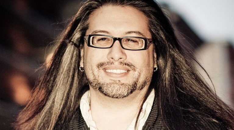 Em entrevista, John Romero diz que "ninguém deveria ter armas" Em entrevista, John Romero diz que “ninguém deveria ter armas”