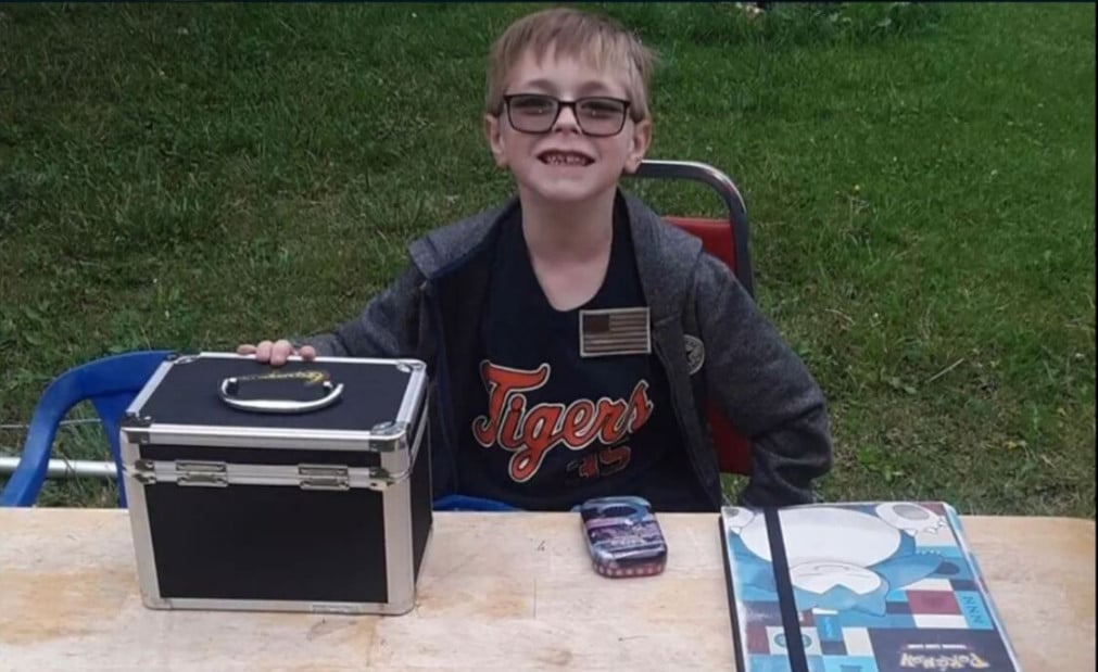 Garoto vende cartas de Pokémon para pagar veterinário e ganha cartas raras