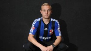 Games que patrocinaram times de futebol Clube inglês tem patrocinio do game fifa 14 em sua camisa