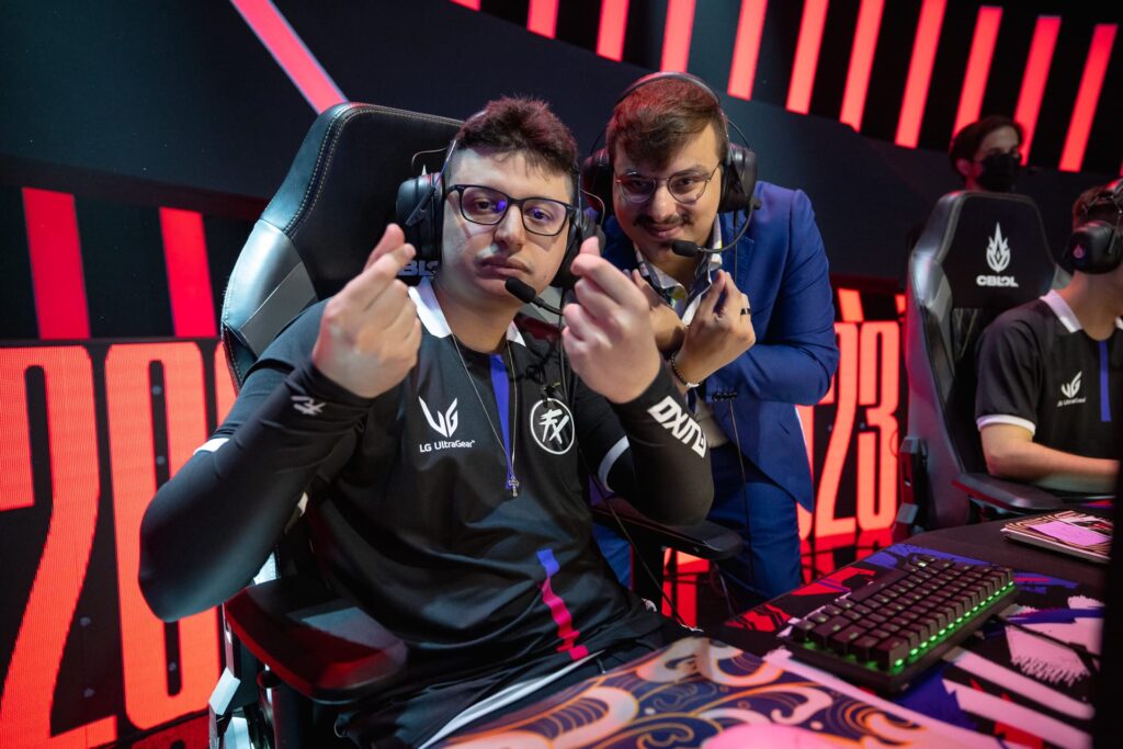 CBLOL 2023: RED se isola na liderança Foto de Tay e o coach Turtle no palco do CBLOL 2023