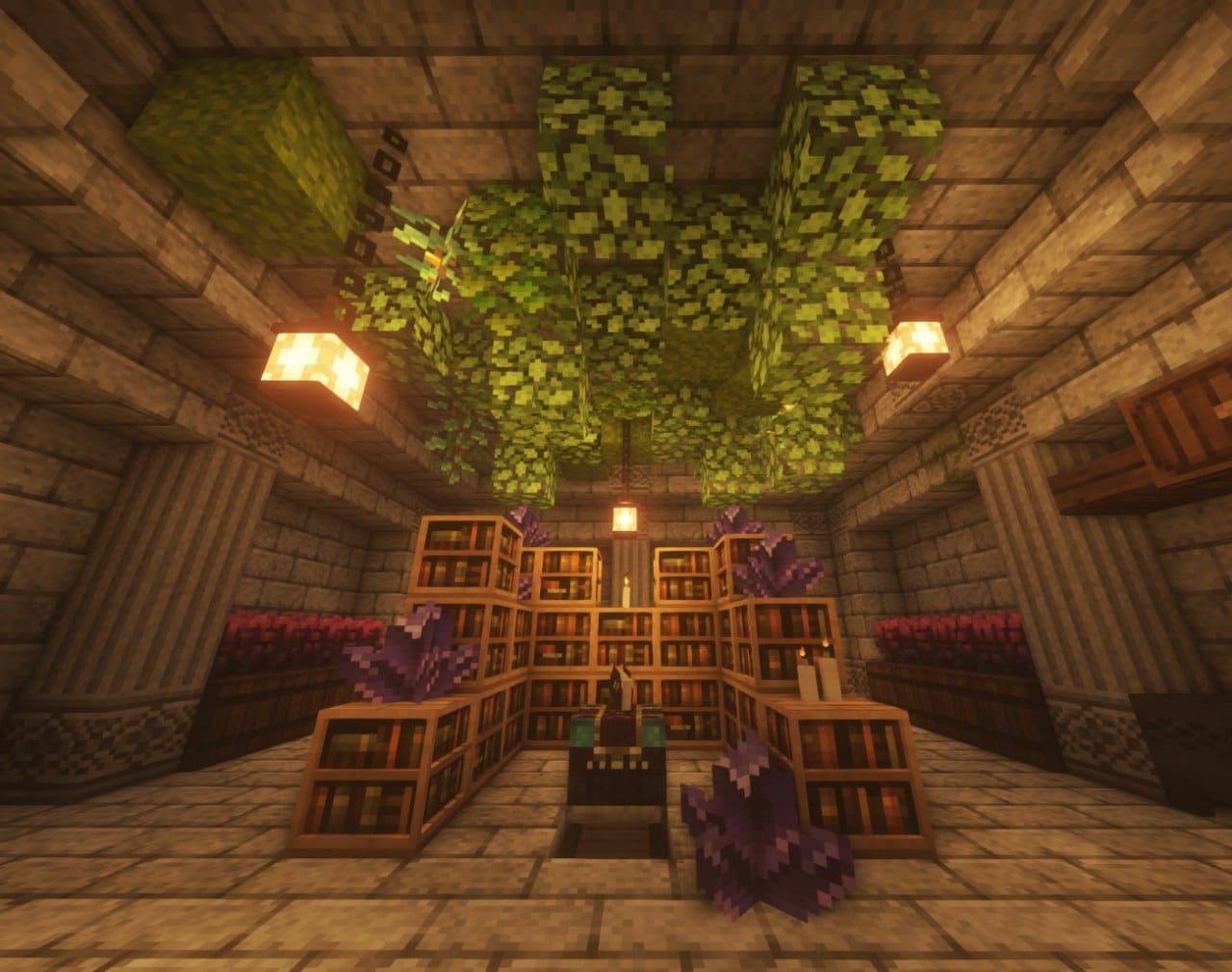 Imagem de uma sala com a Mesa de Encantamento com nível máximo no Minecraft.